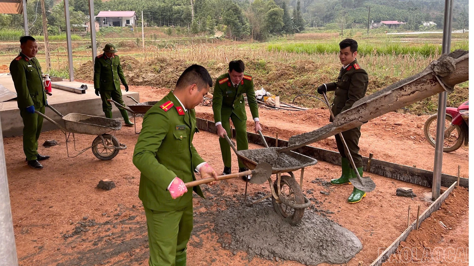 baolaocai-br_thuc-chien-dich-quang-trung-giup-nguoi-dan-xay-dung-nha-cua.jpg