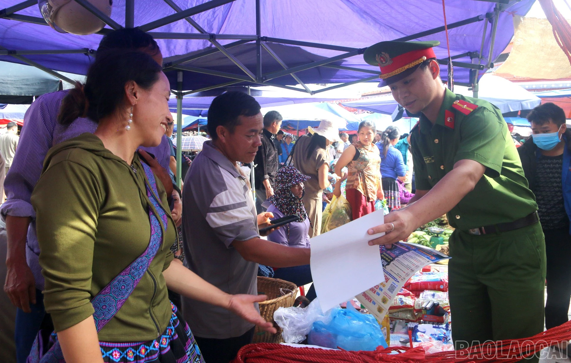 baolaocai-br_luc-luong-cong-an-xa-to-chuc-tuyen-truyen-tai-cho-van-hoa-xa-bac-ha-3.jpg