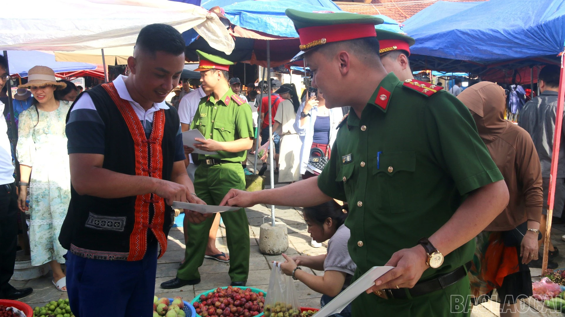 baolaocai-br_luc-luong-cong-an-xa-to-chuc-tuyen-truyen-tai-cho-van-hoa-xa-bac-ha-2.jpg