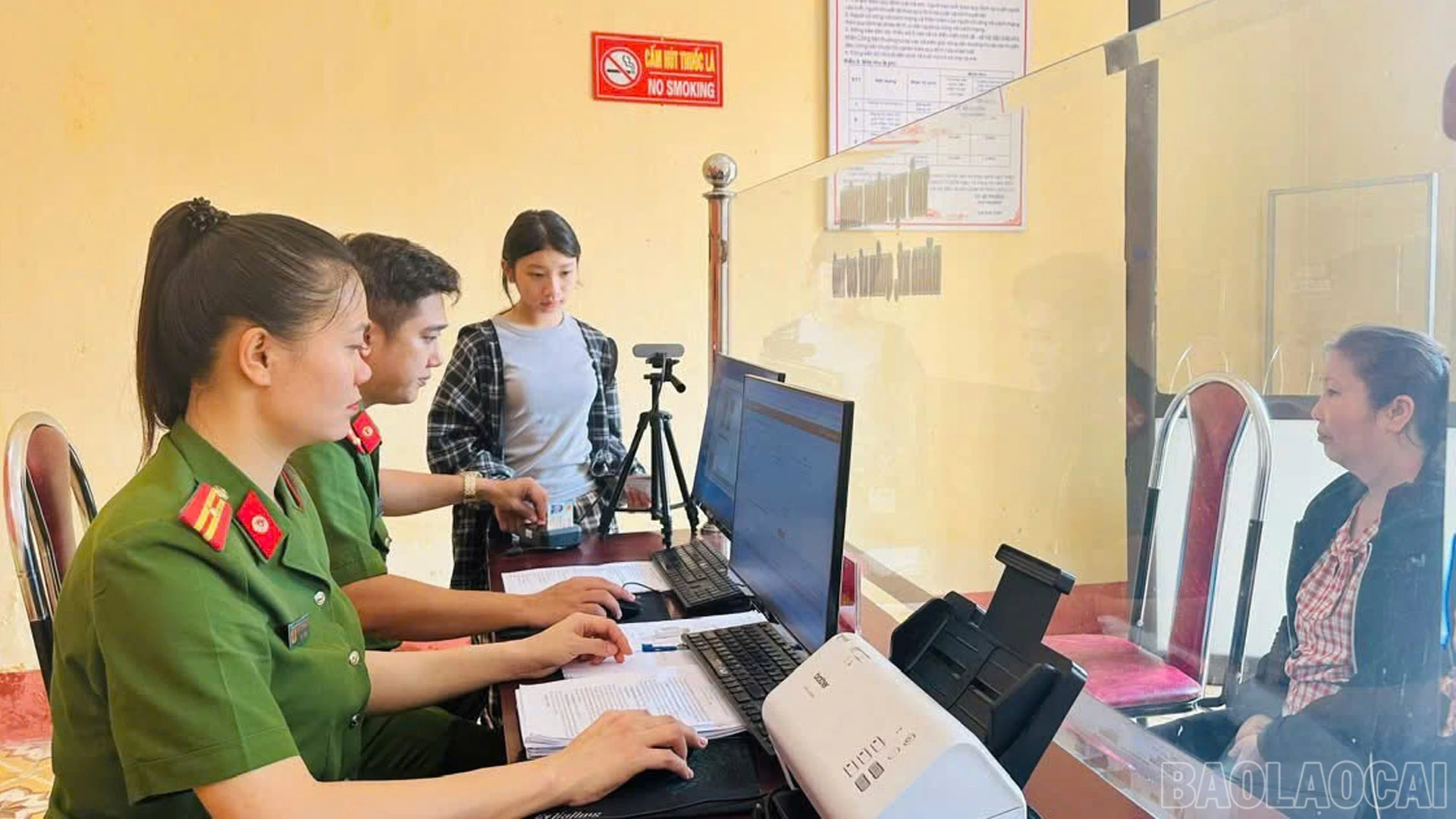Cán bộ Công an xã tiếp nhận hồ sơ cấp tài khoản định danh điện tử cho người dân.