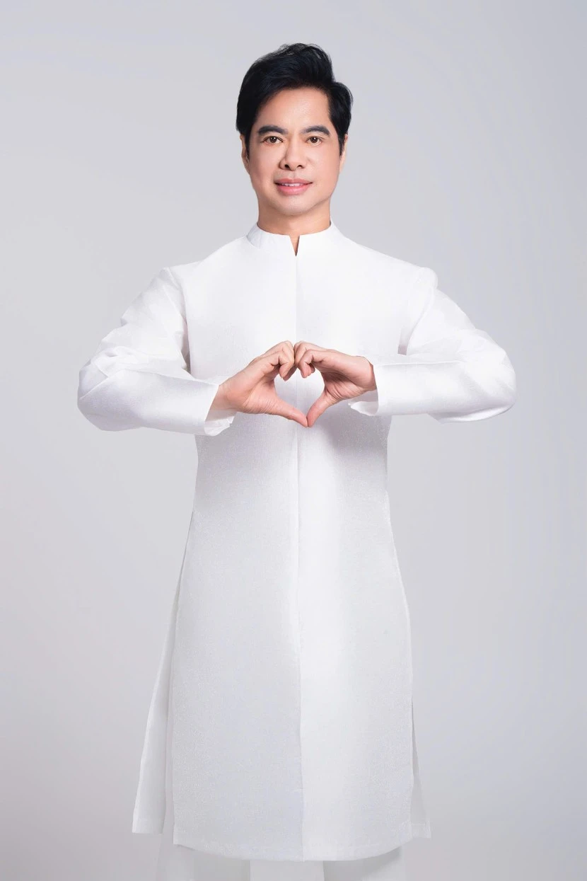 Ca sĩ Ngọc Sơn tham gia biểu diễn trong chương trình.