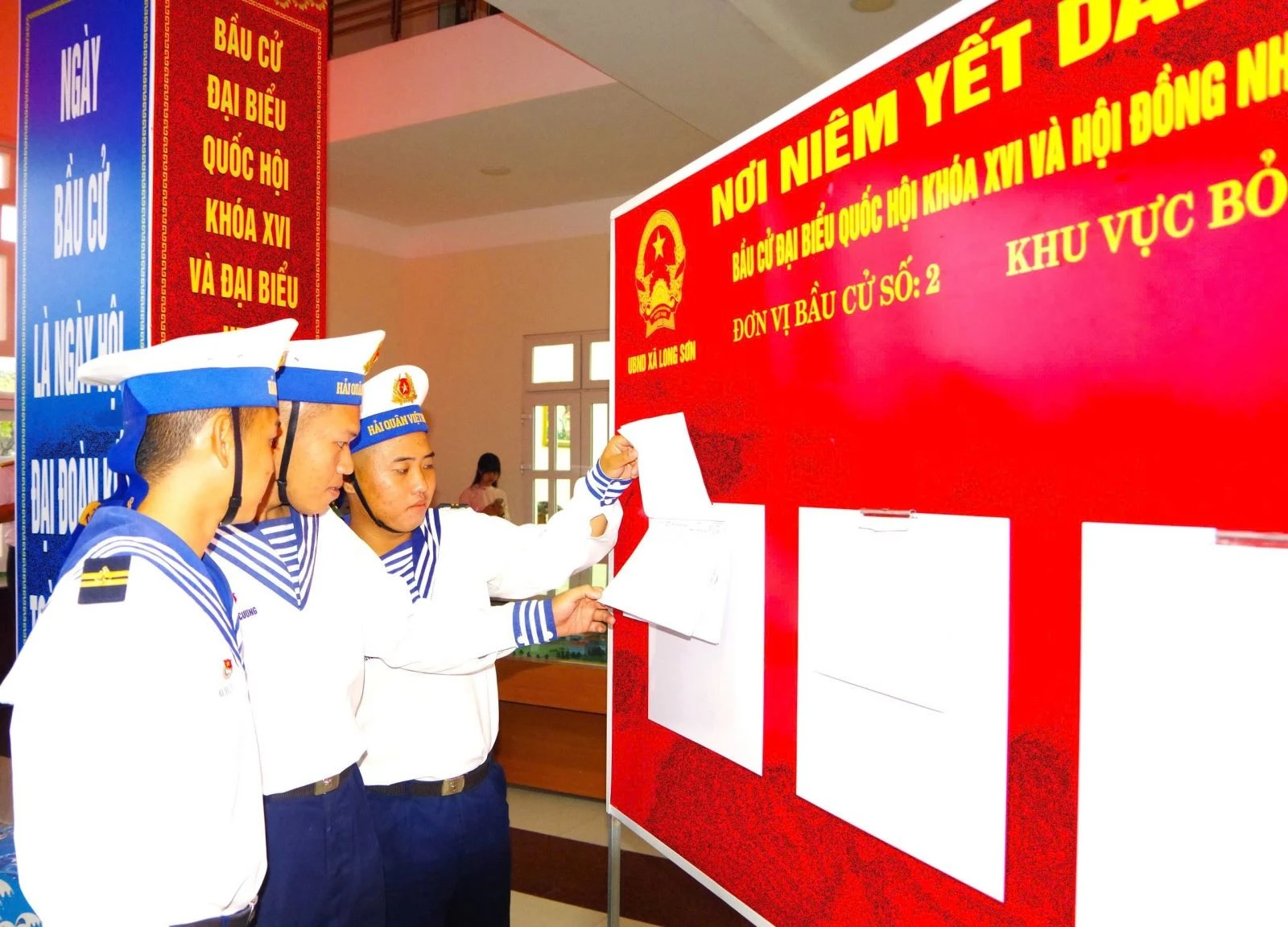 Các chiến sĩ Hải quân tìm hiểu tiểu sử các ứng cử viên. Ảnh do Hải quân cung cấp