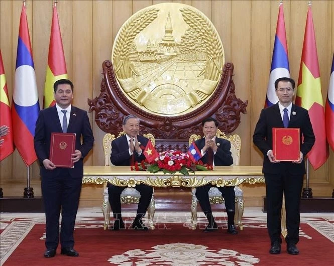 Tổng Bí thư Tô Lâm và Tổng Bí thư, Chủ tịch nước Lào Thongloun Sisoulith chứng kiến trao Biên bản ghi nhớ giữa Bộ Công Thương Việt Nam và Bộ Công Thương Lào về phát triển chuỗi liên kết công nghiệp giữa Việt Nam và Lào.