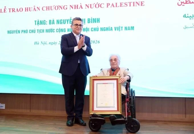 Nguyên Phó chủ tịch nước Nguyễn Thị Bình được trao tặng Huân chương Ngôi sao Công trạng của Palestine.