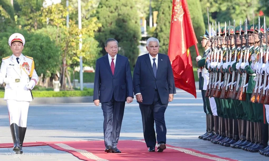 Tổng Bí thư, Chủ tịch nước Tô Lâm và Tổng thống Panama Jose Raul Mulino duyệt đội danh dự. Ảnh: Giang Huy