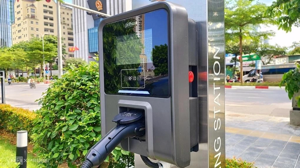 Một trạm sạc xe điện tại phố Phạm Văn Bạch, Hà Nội. Ảnh: Lương Dũng