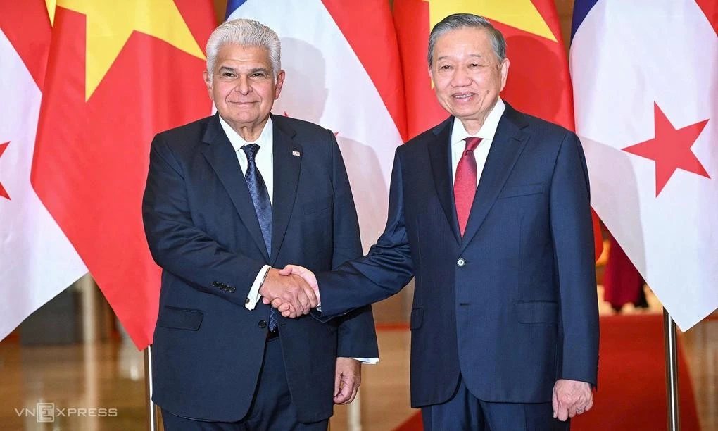 Tổng Bí thư, Chủ tịch nước Tô Lâm bắt tay với Tổng thống Panama Jose Raul Mulino. Ảnh: Giang Huy