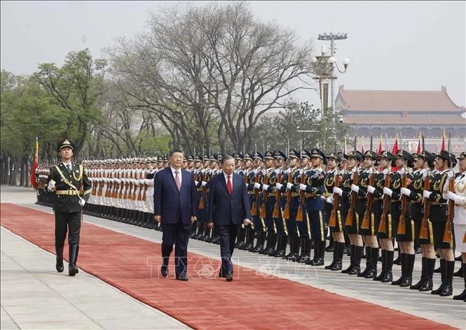 Tổng Bí thư, Chủ tịch nước Tô Lâm và Tổng Bí thư, Chủ tịch nước Trung Quốc Tập Cận Bình duyệt Đội danh dự Quân giải phóng Nhân dân Trung Quốc.