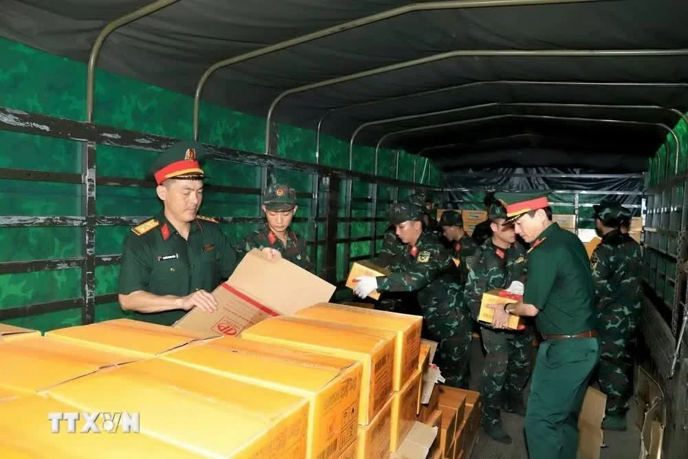 Lực lượng Hậu cần - Kỹ thuật vận chuyển hàng hóa, lương thực, thực phẩm chuẩn bị lên đường sang Venezuela.