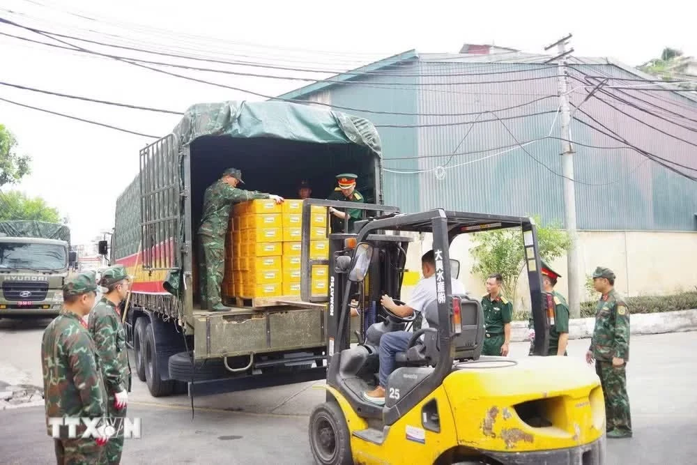 Lực lượng Hậu cần - Kỹ thuật vận chuyển hàng hóa, lương thực, thực phẩm chuẩn bị lên đường sang Venezuela.