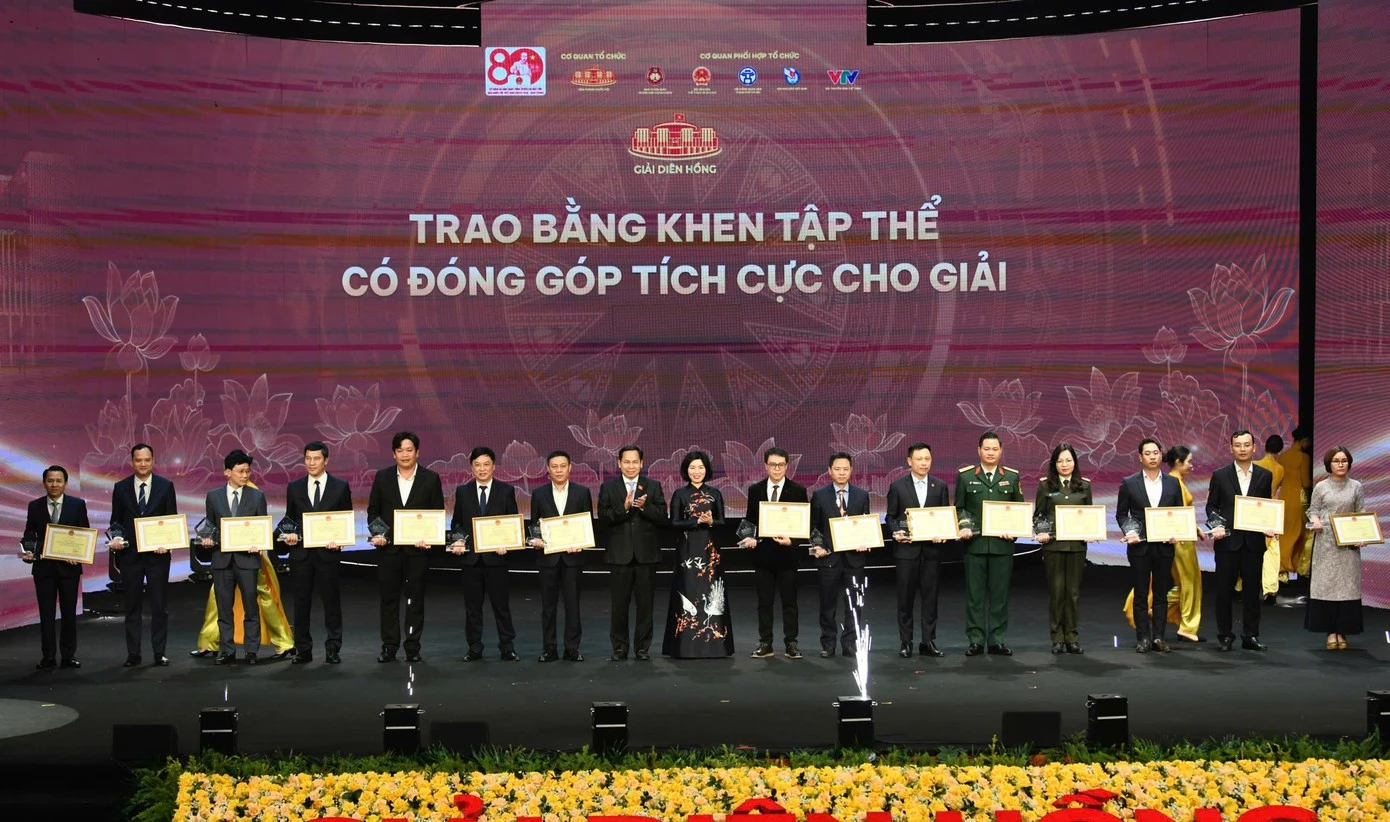 Báo Tiền Phong cùng các cơ quan báo chí được trao bằng khen vì có đóng góp tích cực cho Giải Diên Hồng.