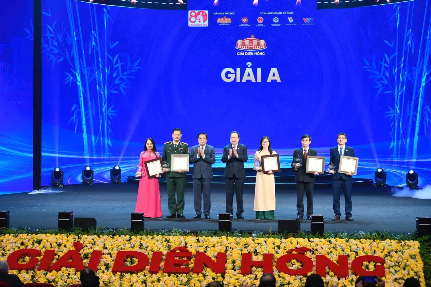 Chủ tịch Quốc hội Trần Thanh Mẫn và Trưởng Ban Nội chính Trung ương Phan Đình Trạc trao giải A cho các tác giả, nhóm tác giả.