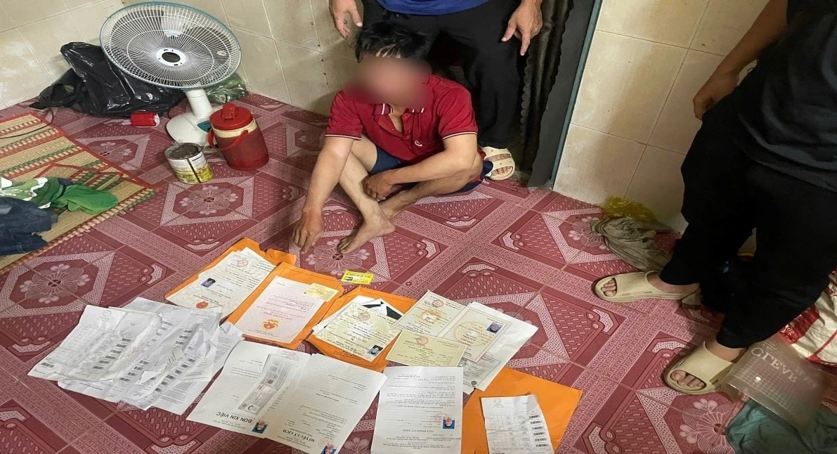 Đối tượng H và số lượng giấy tờ giả chưa kịp giao đến người mua. Ảnh Công an cung cấp