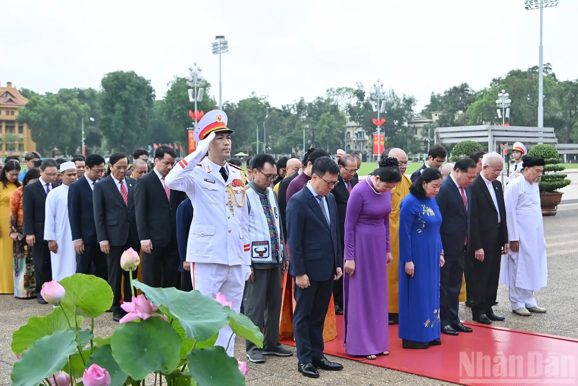 Đoàn Ủy ban Trung ương Mặt trận Tổ quốc Việt Nam thành kính tưởng nhớ Chủ tịch Hồ Chí Minh.