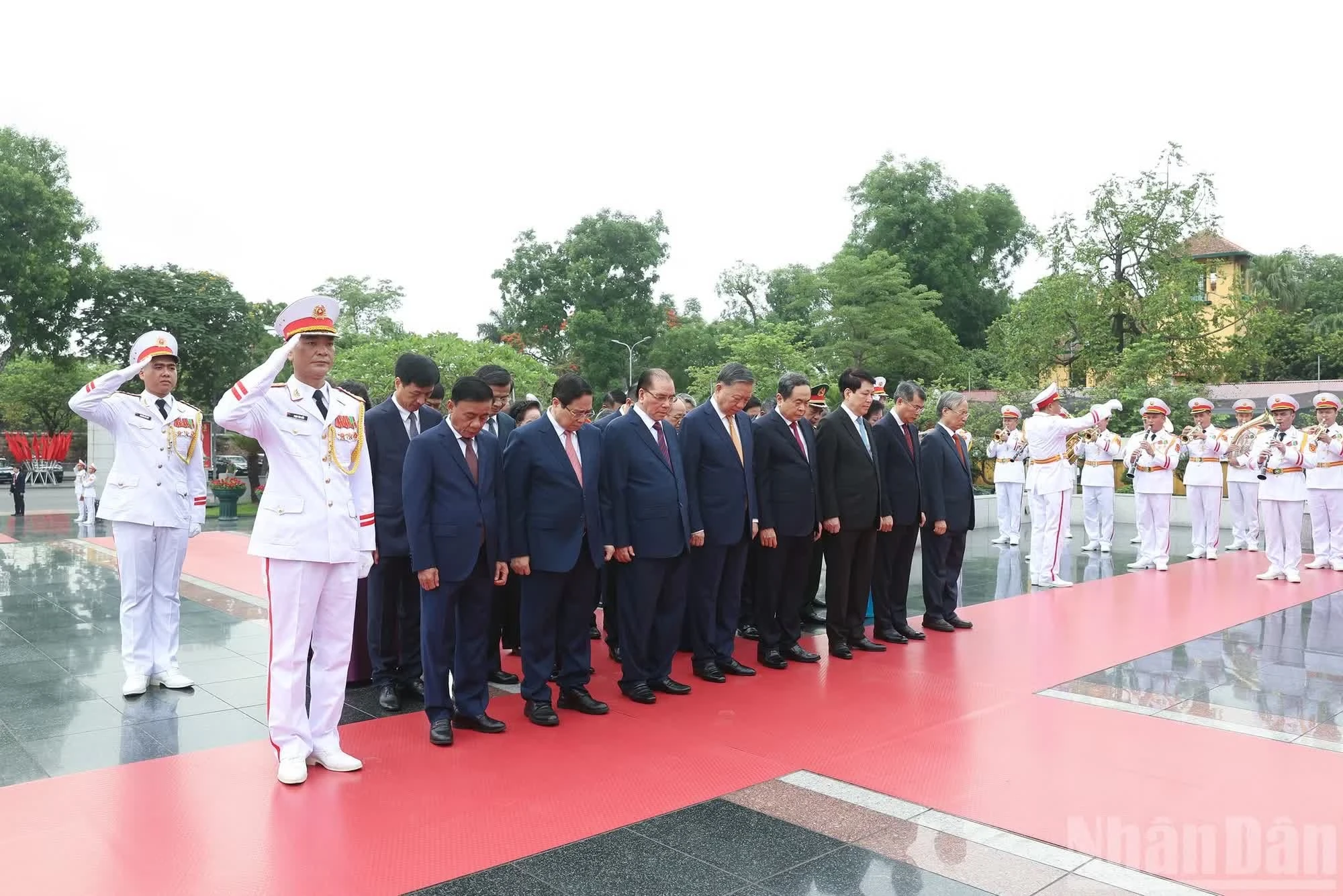 Các đồng chí lãnh đạo, nguyên lãnh đạo Đảng, Nhà nước thành kính tưởng niệm các Anh hùng liệt sĩ.