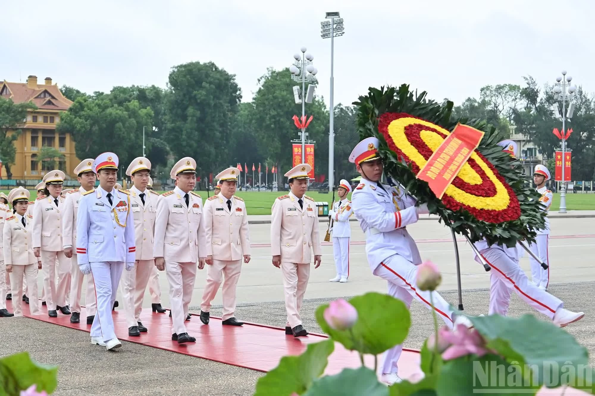 Đoàn đại biểu Đảng ủy Công an Trung ương-Bộ Công an vào Lăng viếng Chủ tịch Hồ Chí Minh.