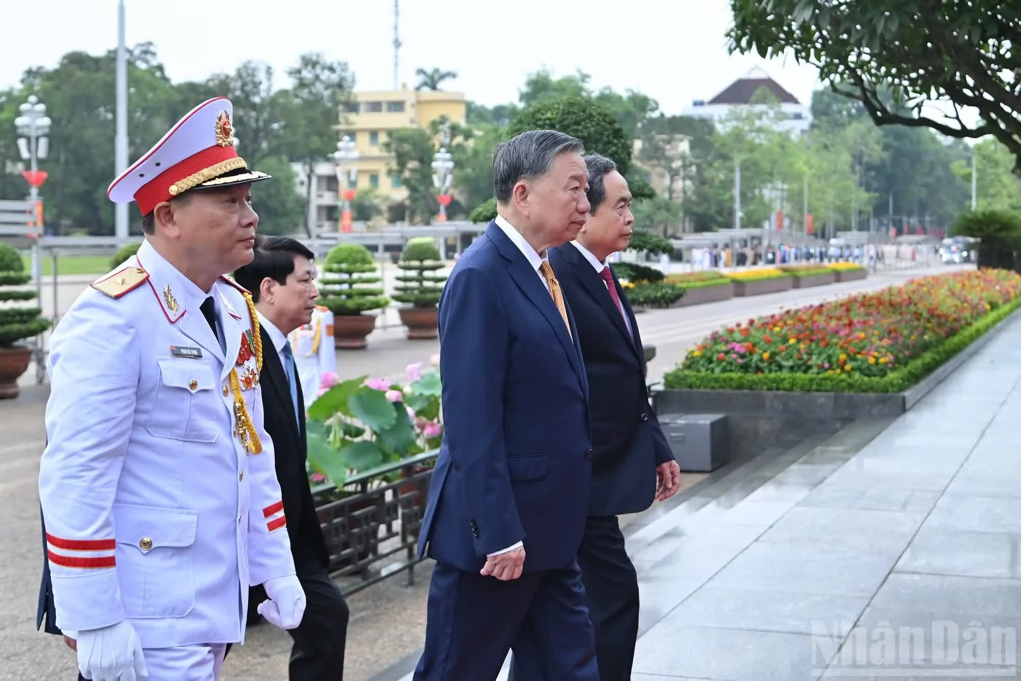 Tổng Bí thư, Chủ tịch nước Tô Lâm, Chủ tịch Quốc hội Trần Thanh Mẫn vào Lăng viếng Chủ tịch Hồ Chí Minh.