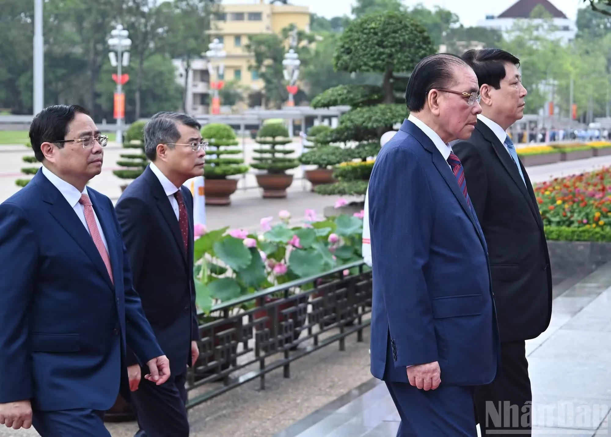 Nguyên Tổng Bí thư Nông Đức Mạnh, nguyên Chủ tịch nước Lương Cường, Thủ tướng Lê Minh Hưng, nguyên Thủ tướng Phạm Minh Chính vào Lăng viếng Chủ tịch Hồ Chí Minh.