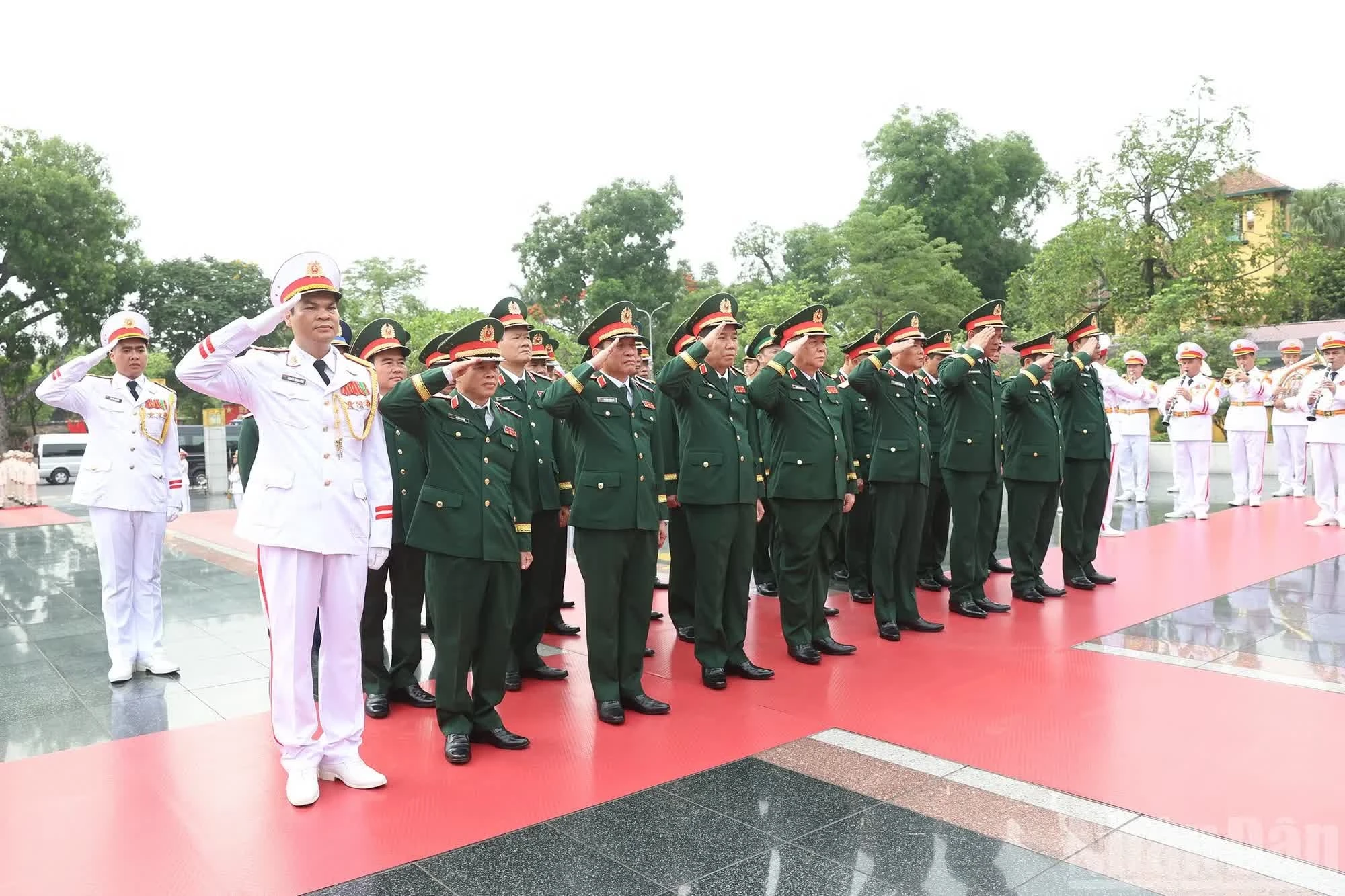 Đoàn đại biểu Quân ủy Trung ương-Bộ Quốc phòng thành kính tưởng niệm các Anh hùng liệt sĩ.