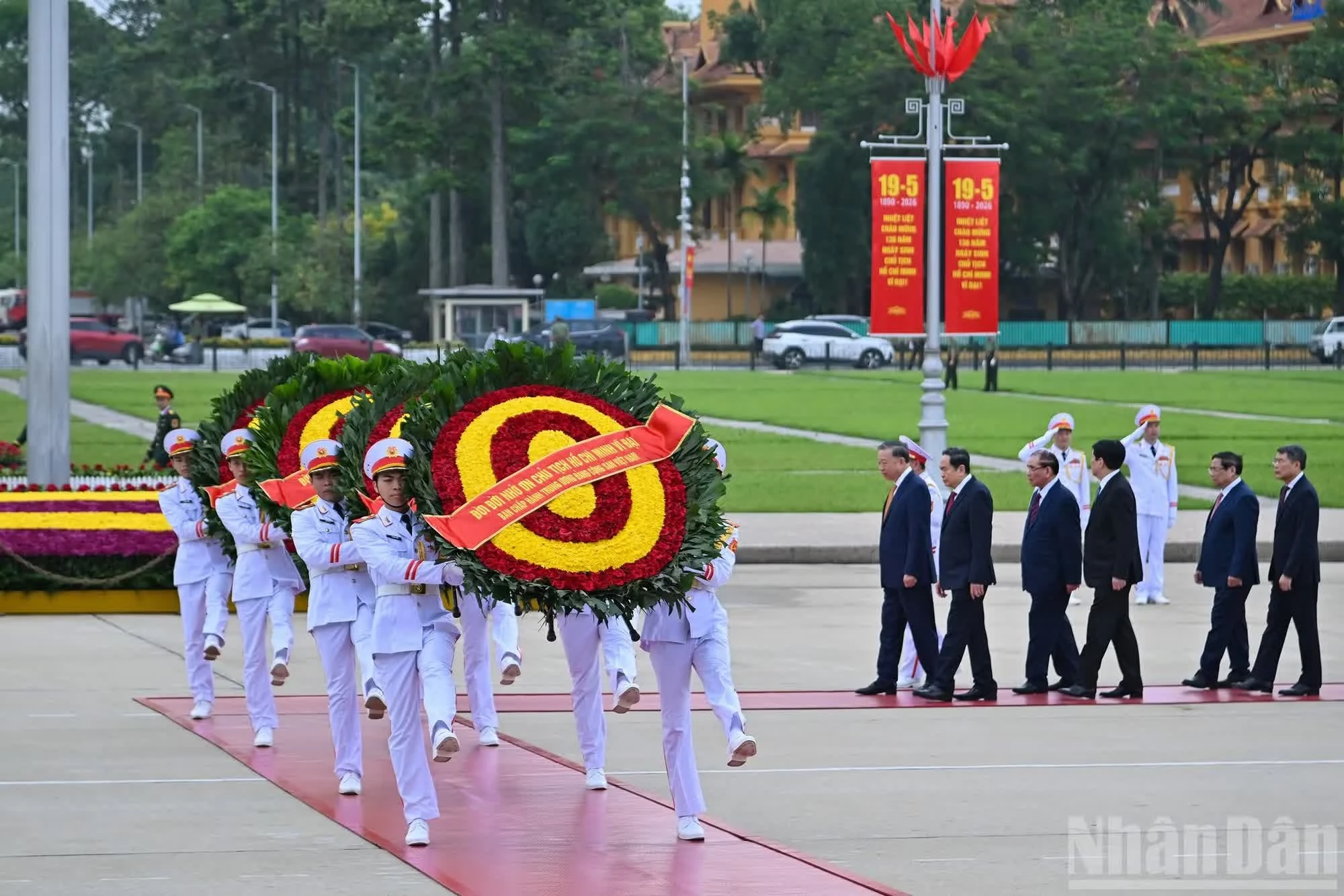Vòng hoa của đoàn mang dòng chữ “Đời đời nhớ ơn Chủ tịch Hồ Chí Minh vĩ đại-Ban Chấp hành Trung ương Đảng Cộng sản Việt Nam”.