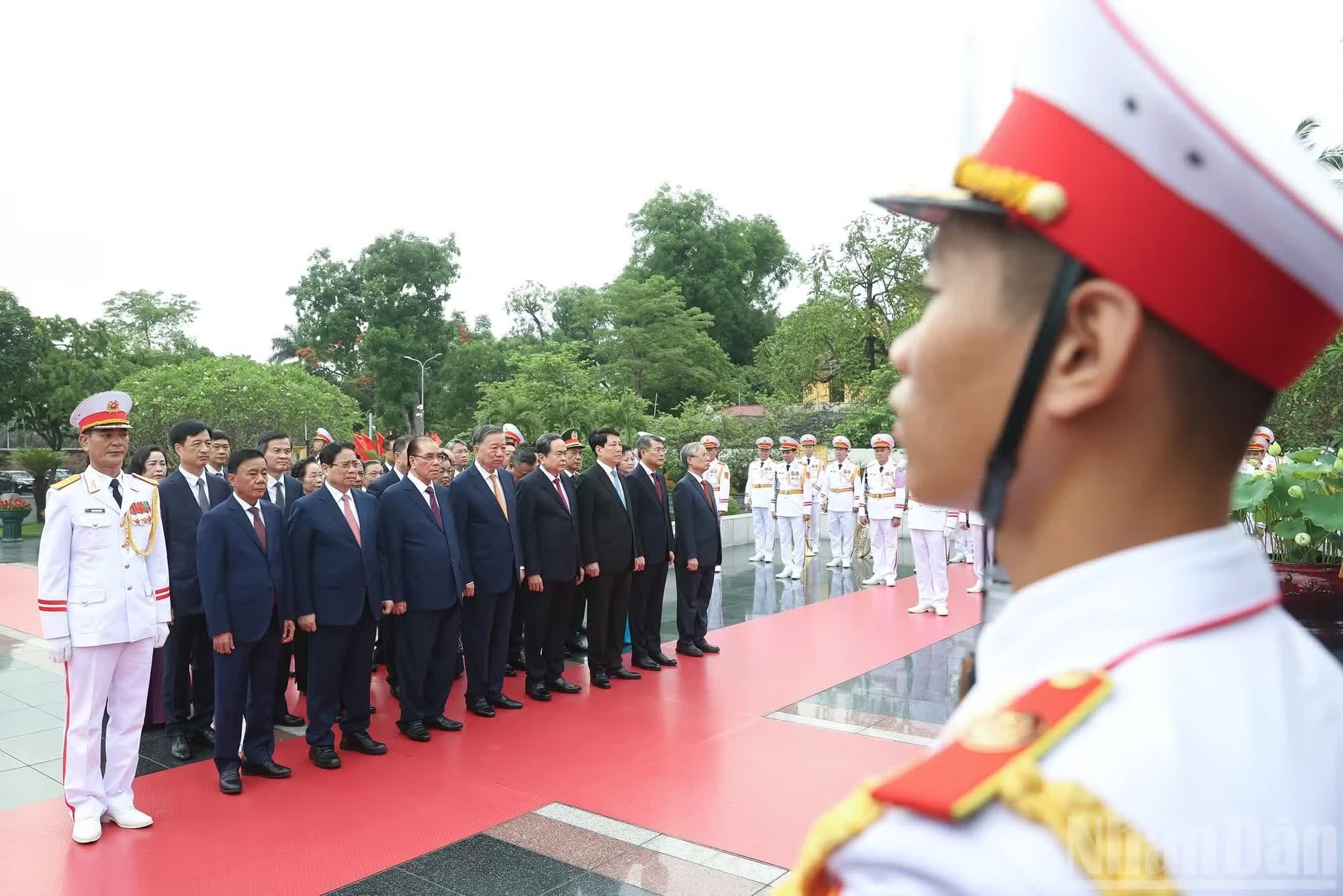 Các đồng chí lãnh đạo, nguyên lãnh đạo Đảng, Nhà nước tới đặt vòng hoa, tưởng niệm các Anh hùng liệt sĩ tại Đài tưởng niệm các Anh hùng liệt sĩ trên đường Bắc Sơn.