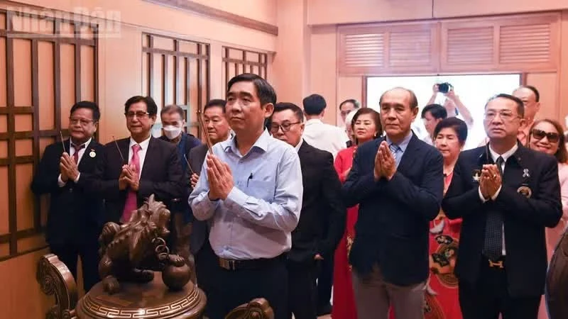 Các đại biểu dâng hương tưởng nhớ Chủ tịch Hồ Chí Minh. (Ảnh: XUÂN SƠN)