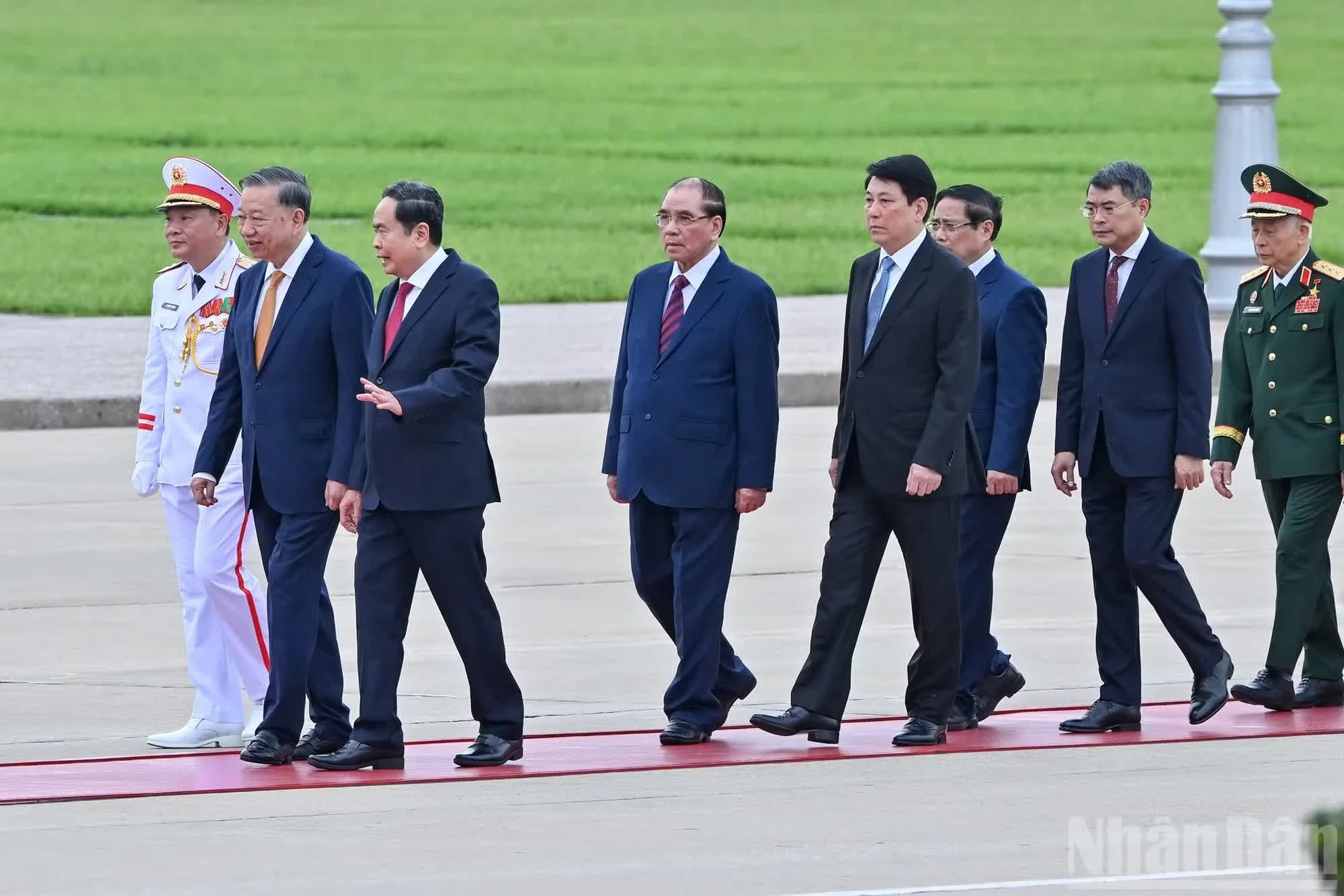 Đúng 7 giờ 30 phút, các đồng chí lãnh đạo, nguyên lãnh đạo Đảng, Nhà nước vào Lăng viếng Chủ tịch Hồ Chí Minh .