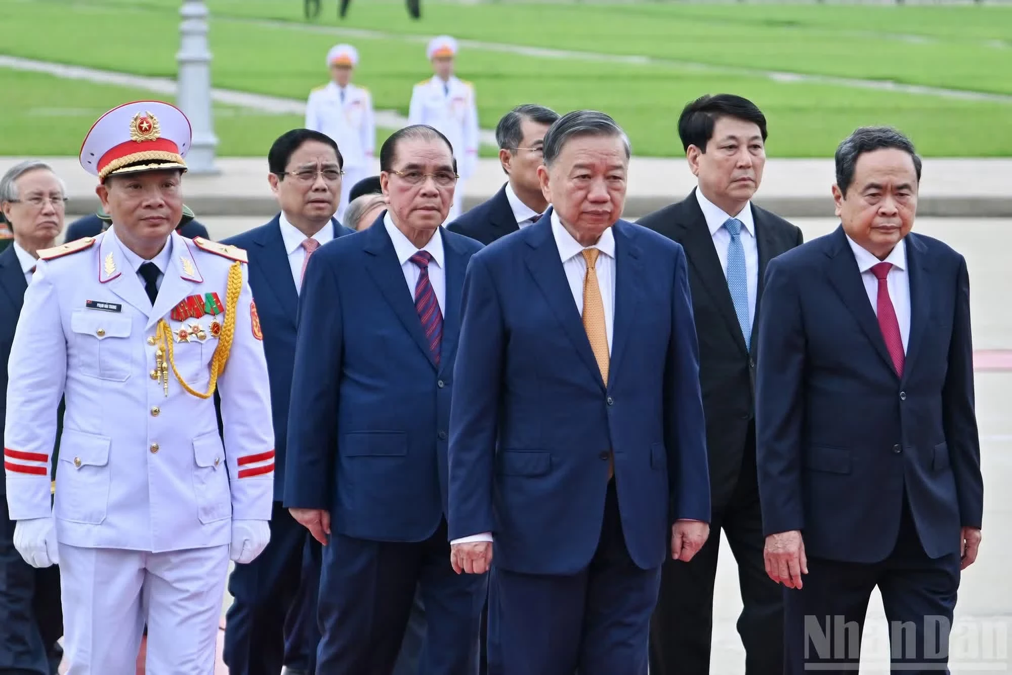 Tổng Bí thư, Chủ tịch nước Tô Lâm dẫn đầu đoàn đại biểu vào Lăng viếng Chủ tịch Hồ Chí Minh.