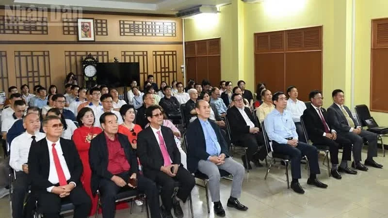 Đông đảo kiều bào, giới trí thức, sinh viên Việt Nam tại Thái Lan chăm chú xem bộ phim "Thầu Chín ở Xiêm". (Ảnh: MINH THẮNG)