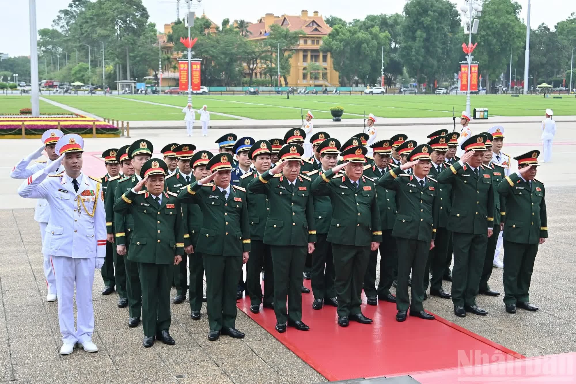 Đoàn đại biểu Quân ủy Trung ương-Bộ Quốc phòng thành kính tưởng nhớ Chủ tịch Hồ Chí Minh.