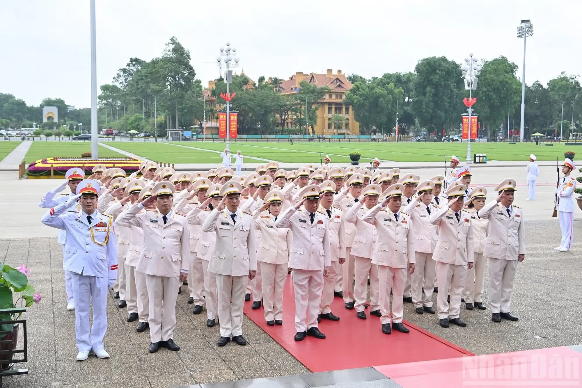 Đoàn đại biểu Đảng ủy Công an Trung ương-Bộ Công an thành kính tưởng nhớ Chủ tịch Hồ Chí Minh.