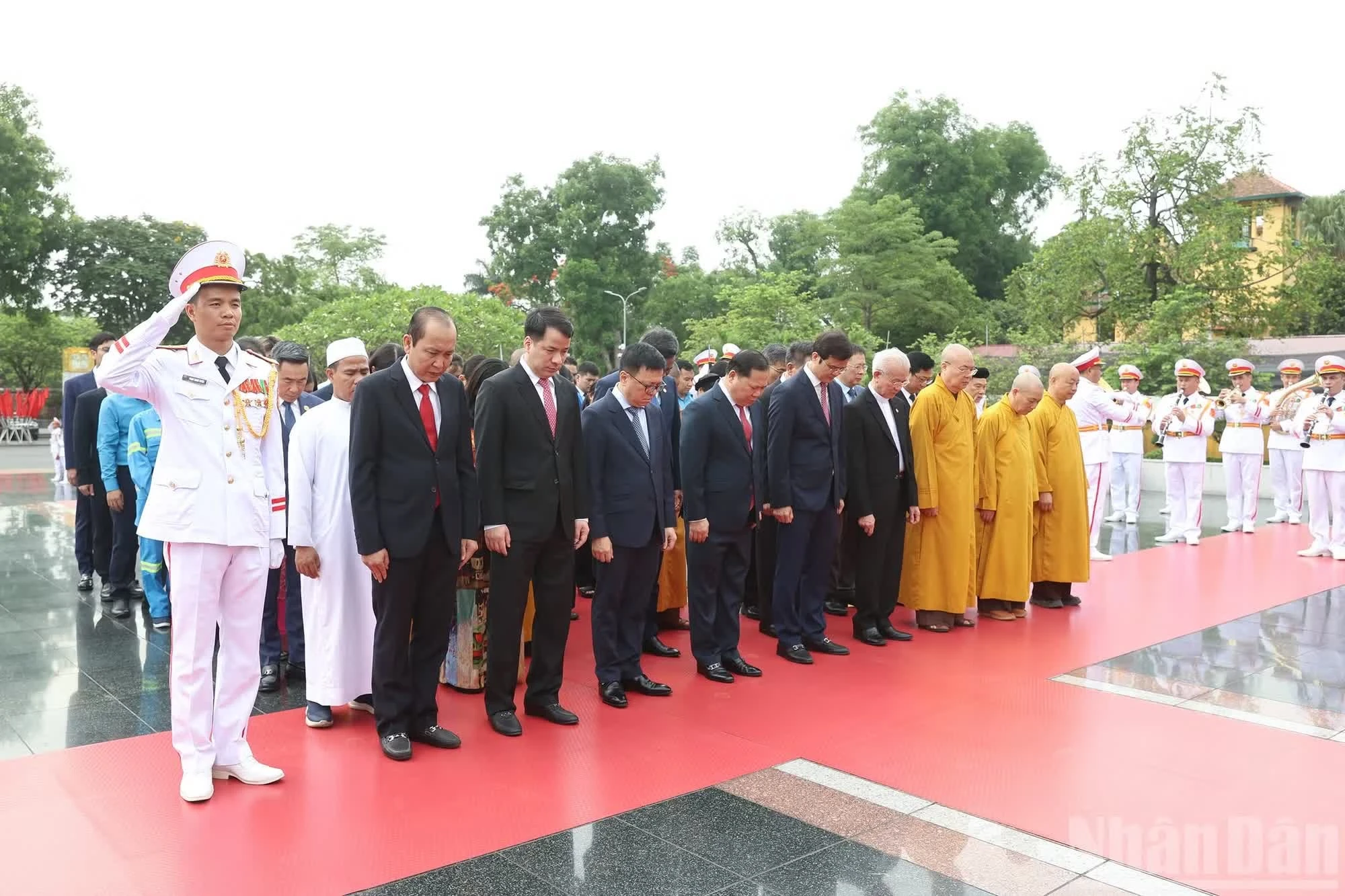 Đoàn Ủy ban Trung ương Mặt trận Tổ quốc Việt Nam thành kính tưởng niệm các Anh hùng liệt sĩ.
