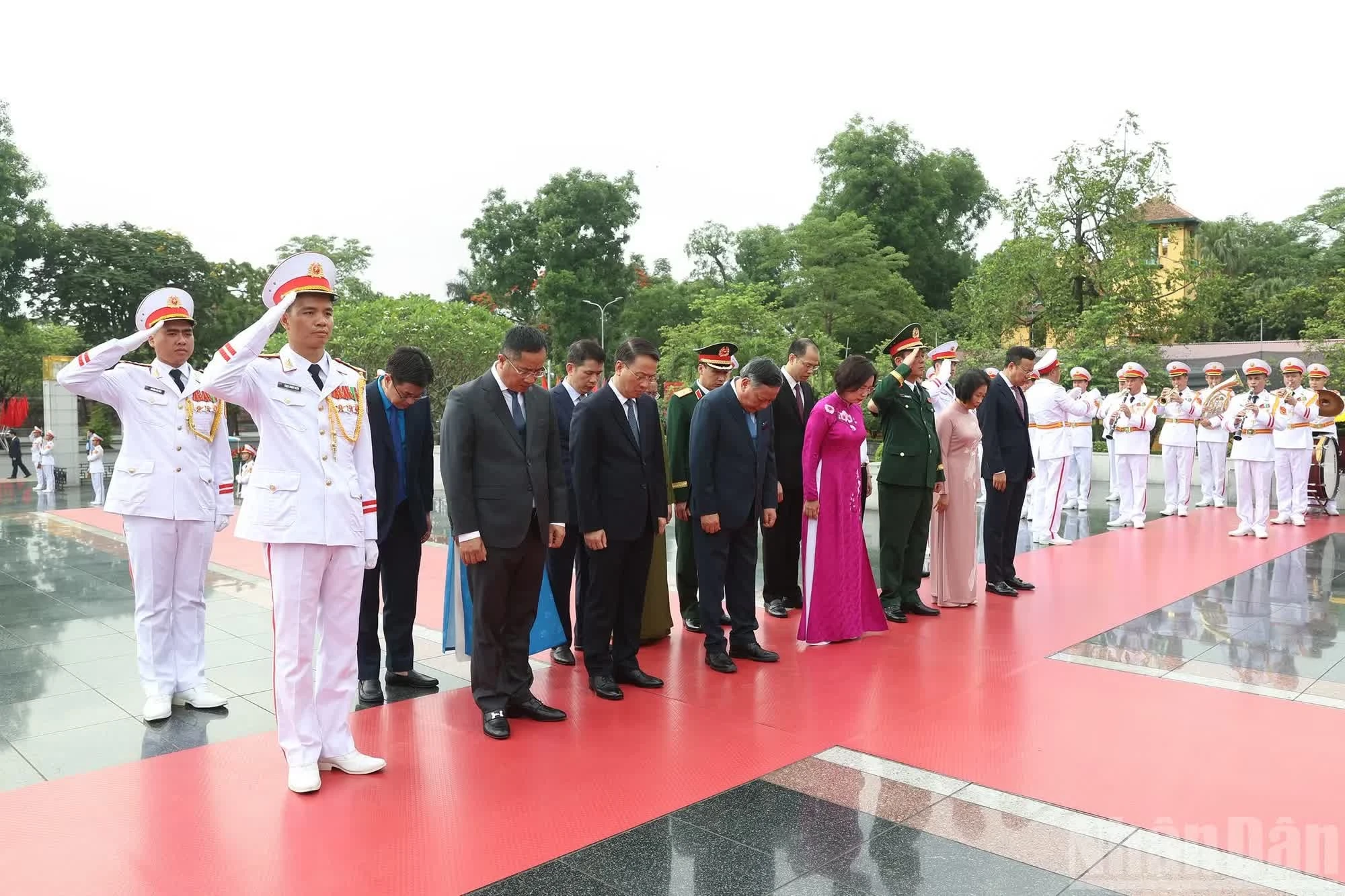 Đoàn đại biểu Thành ủy, Hội đồng nhân dân, Ủy ban nhân dân, Ủy ban Mặt trận Tổ quốc thành phố Hà Nội thành kính tưởng niệm các Anh hùng liệt sĩ.