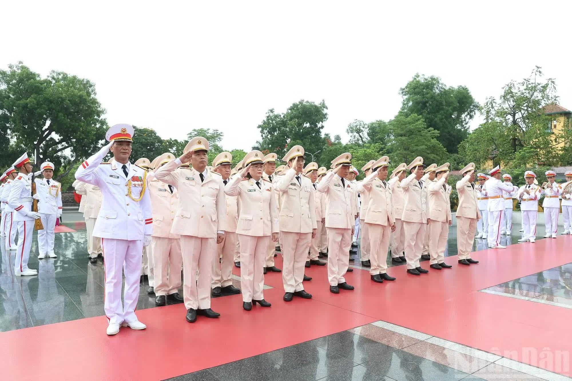 Đoàn đại biểu Đảng ủy Công an Trung ương-Bộ Công an thành kính tưởng niệm các Anh hùng liệt sĩ.