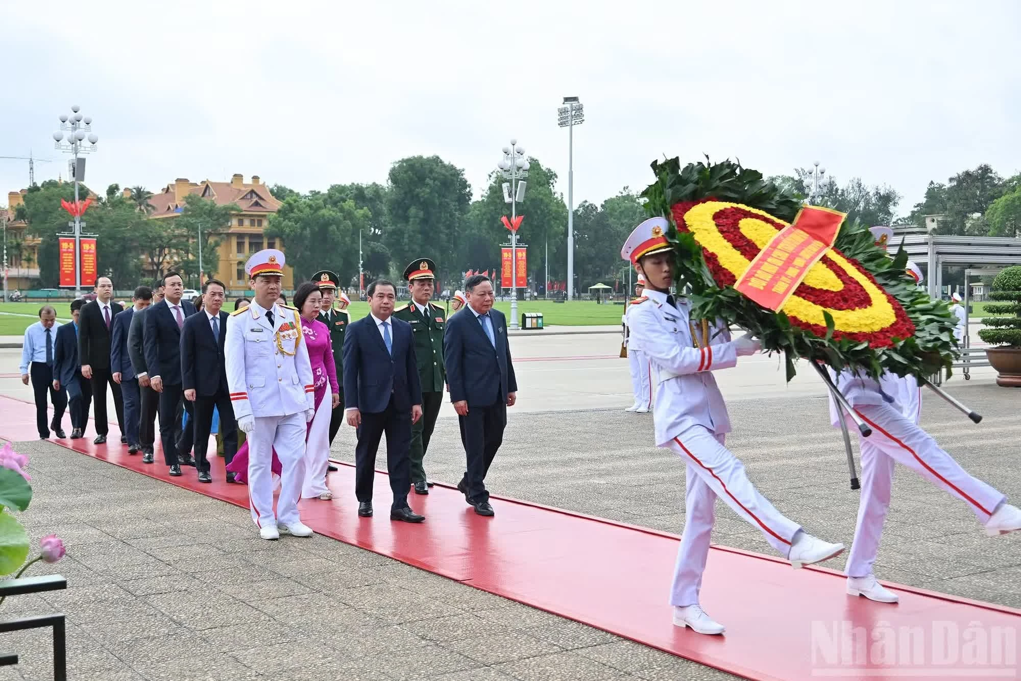 Đoàn đại biểu Thành ủy, Hội đồng nhân dân, Ủy ban nhân dân, Ủy ban Mặt trận Tổ quốc thành phố Hà Nội vào Lăng viếng Chủ tịch Hồ Chí Minh.