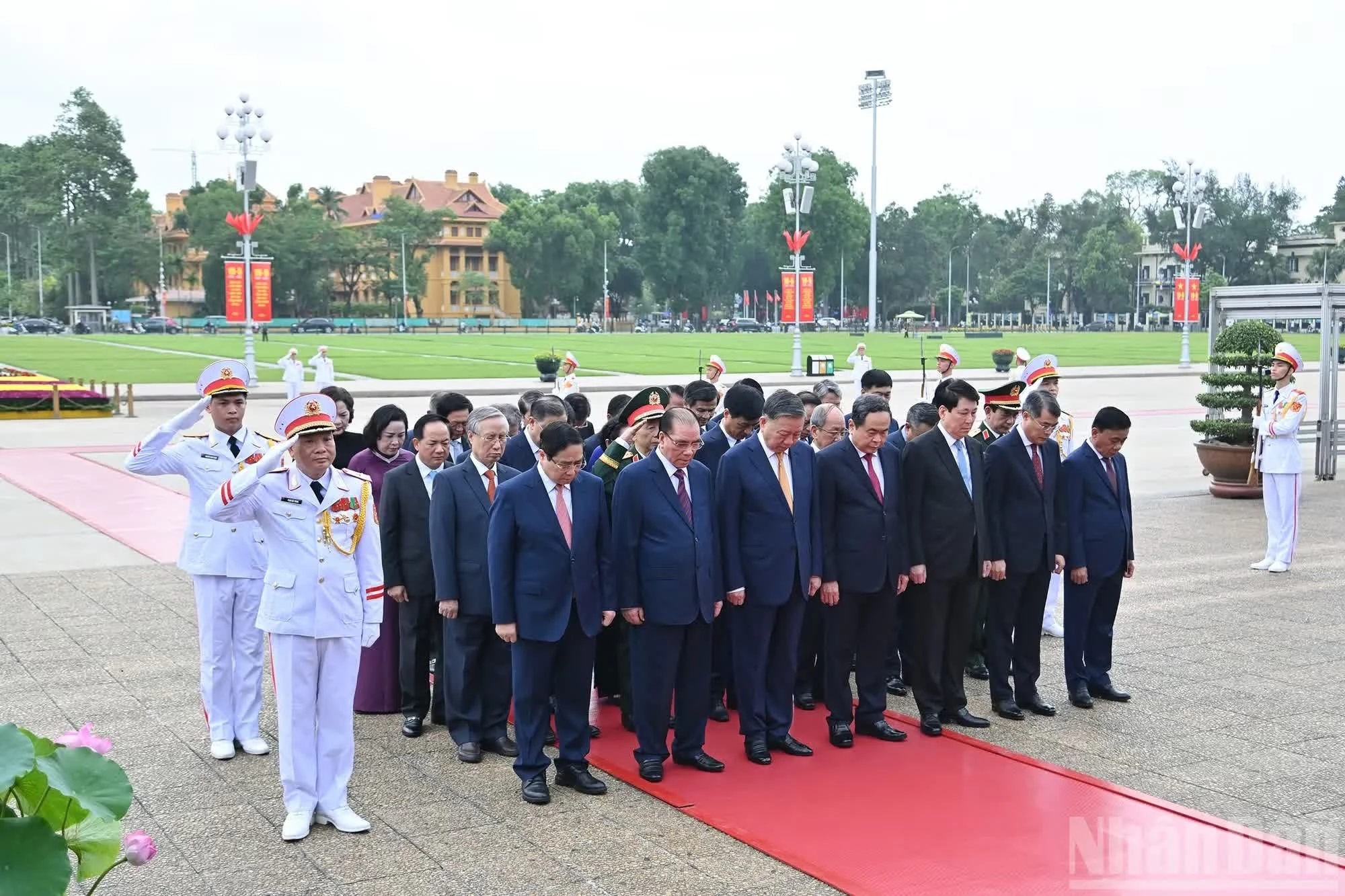 Các đồng chí lãnh đạo, nguyên lãnh đạo Đảng, Nhà nước thành kính tưởng nhớ công lao to lớn của Chủ tịch Hồ Chí Minh.