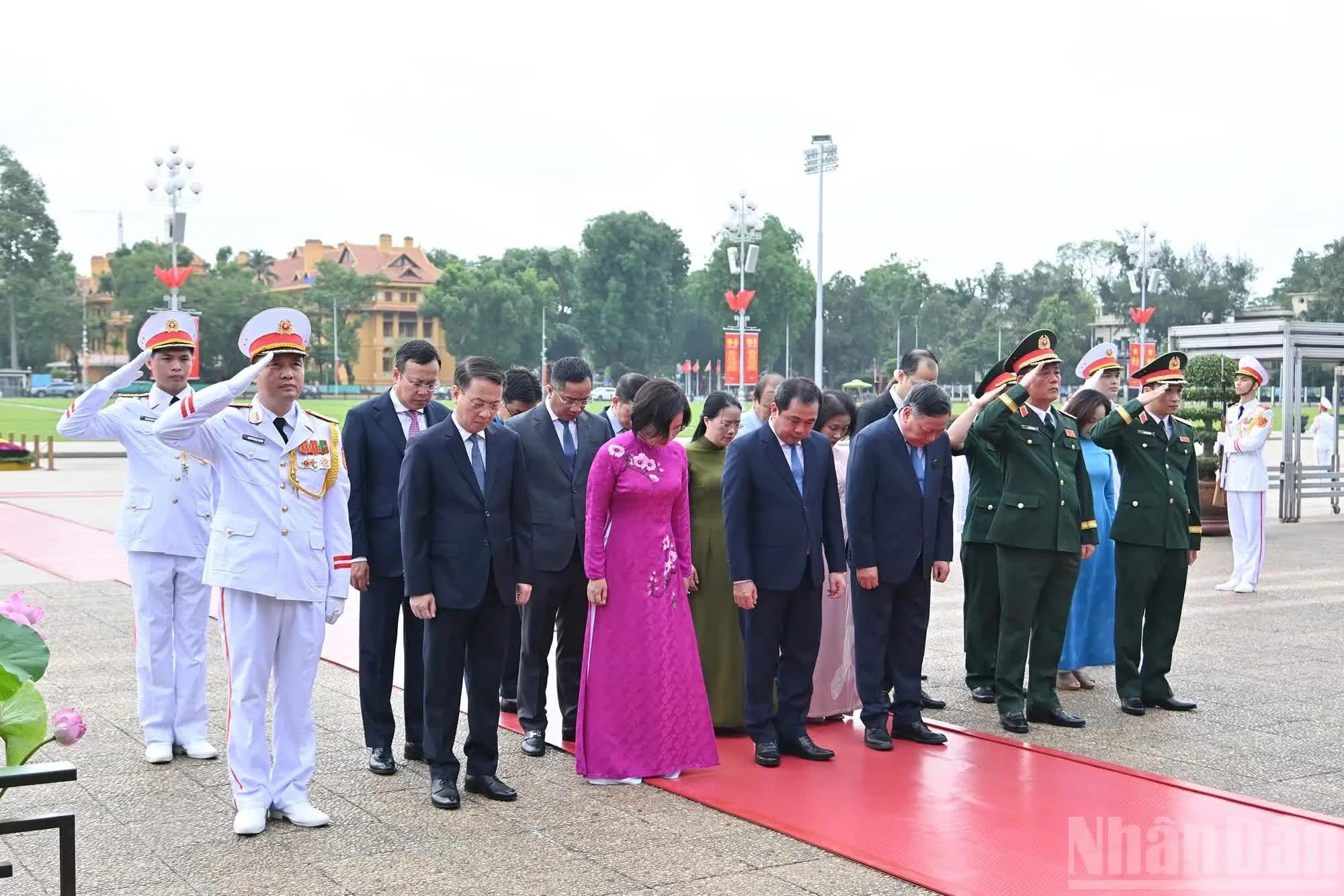 Đoàn đại biểu Thành ủy, Hội đồng nhân dân, Ủy ban nhân dân, Ủy ban Mặt trận Tổ quốc thành phố Hà Nội thành kính tưởng nhớ Chủ tịch Hồ Chí Minh.