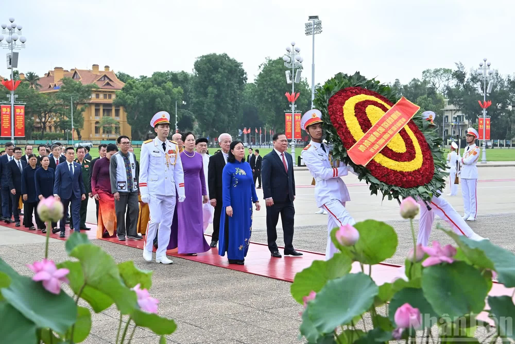 Đoàn Ủy ban Trung ương Mặt trận Tổ quốc Việt Nam vào Lăng viếng Chủ tịch Hồ Chí Minh.