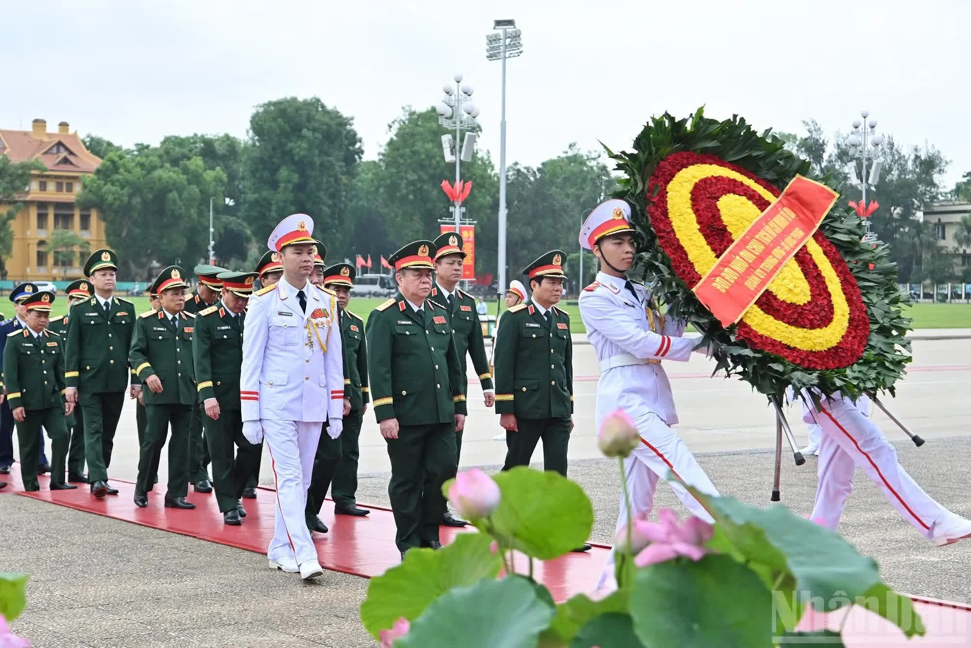 Đoàn đại biểu Quân ủy Trung ương-Bộ Quốc phòng do Chủ nhiệm Tổng cục Chính trị Quân đội nhân dân Việt Nam Nguyễn Trọng Nghĩa và Tổng Tham mưu trưởng Quân đội nhân dân Việt Nam Nguyễn Tân Cương vào Lăng viếng Chủ tịch Hồ Chí Minh.