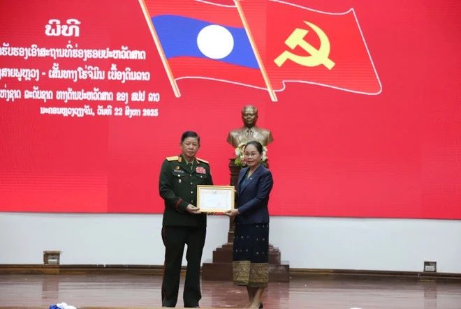 Bộ Văn hóa và du lịch Lào trao “Bằng công nhận Đường Trường Sơn-Đường Hồ Chí Minh trên đất nước Lào” là Di tích lịch sử cấp quốc gia Lào cho Bộ Quốc phòng Lào.