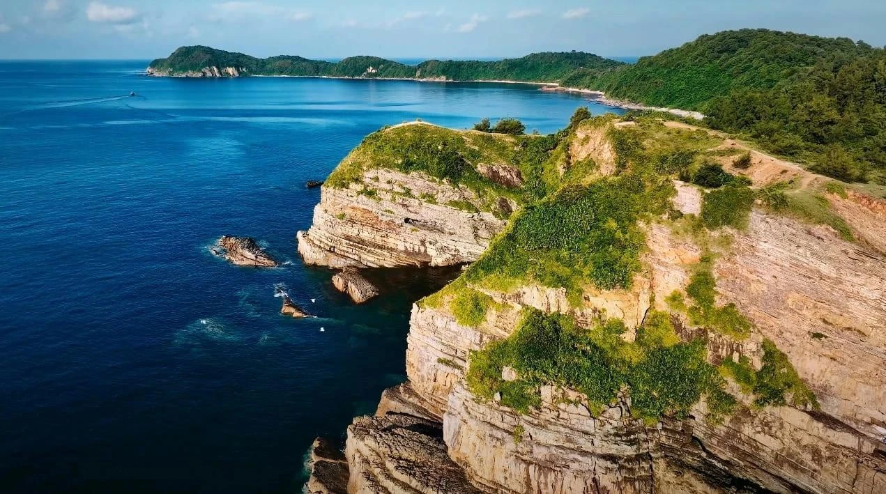 Bãi đá Móng Rồng - nơi lý tưởng để đón bình minh và ngắm hoàng hôn đẹp nhất trên đảo Cô Tô. (Nguồn: Trung tâm Thông tin du lịch)