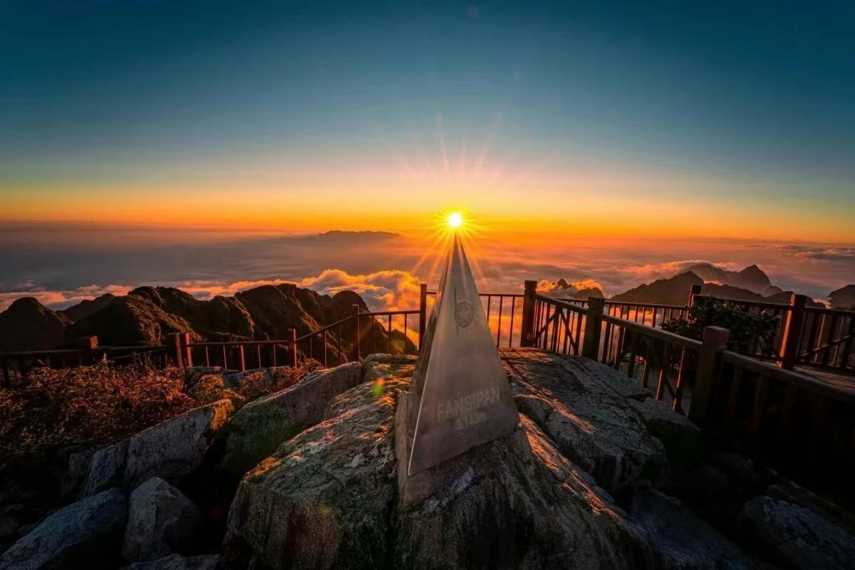 Fansipan là nơi ngắm bình minh ấn tượng nhất. (Ảnh: Bùi Văn Hải)