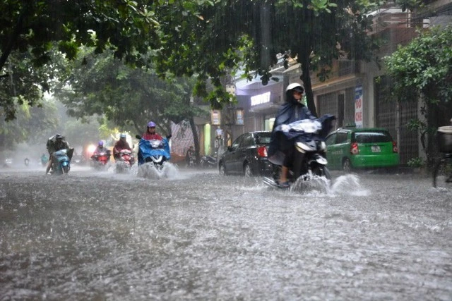 Nhiều khu vực miền Bắc mưa dông mạnh.