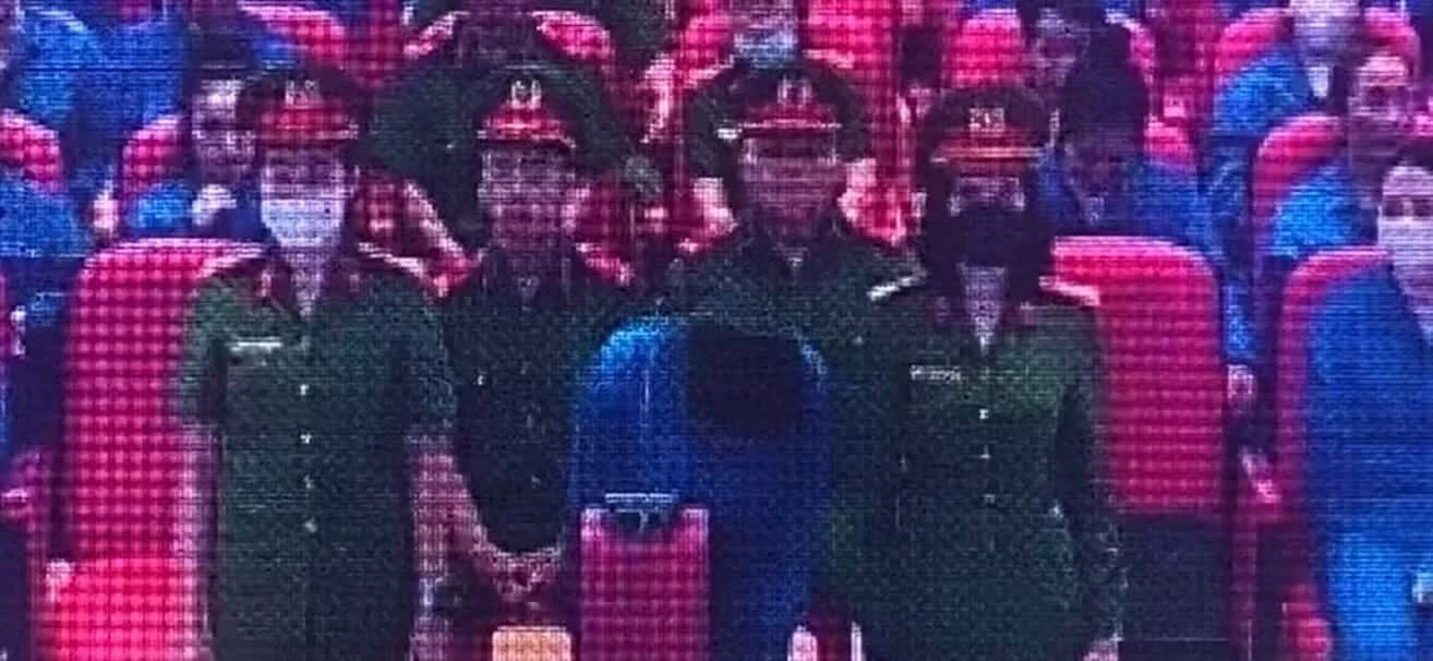 Trúc Phương cúi đầu nhận tội tại phiên tòa. Ảnh chụp qua màn hình.