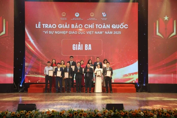 Ban tổ chức trao giải Ba cho các tác giả, nhóm tác giả đoạt giải.
