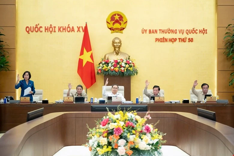 Các đồng chí lãnh đạo Quốc hội biểu quyết tại phiên họp.