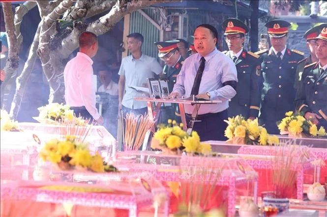 Phó Bí thư Tỉnh uỷ, Chủ tịch UBND tỉnh Tuyên Quang Phan Huy Ngọc đọc lời viếng các Anh hùng liệt sĩ. Ảnh: Hoàng Hiếu/TTXVN