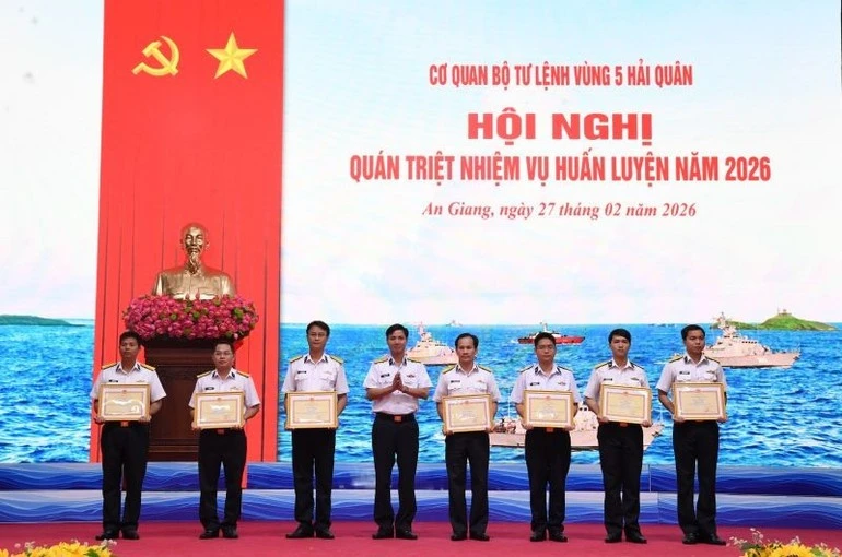 Thủ trưởng Bộ Tư lệnh Vùng 5 Hải quân trao thưởng cho các tập thể cá nhân có thành tích xuất sắc. (Ảnh:Trần Kiên)