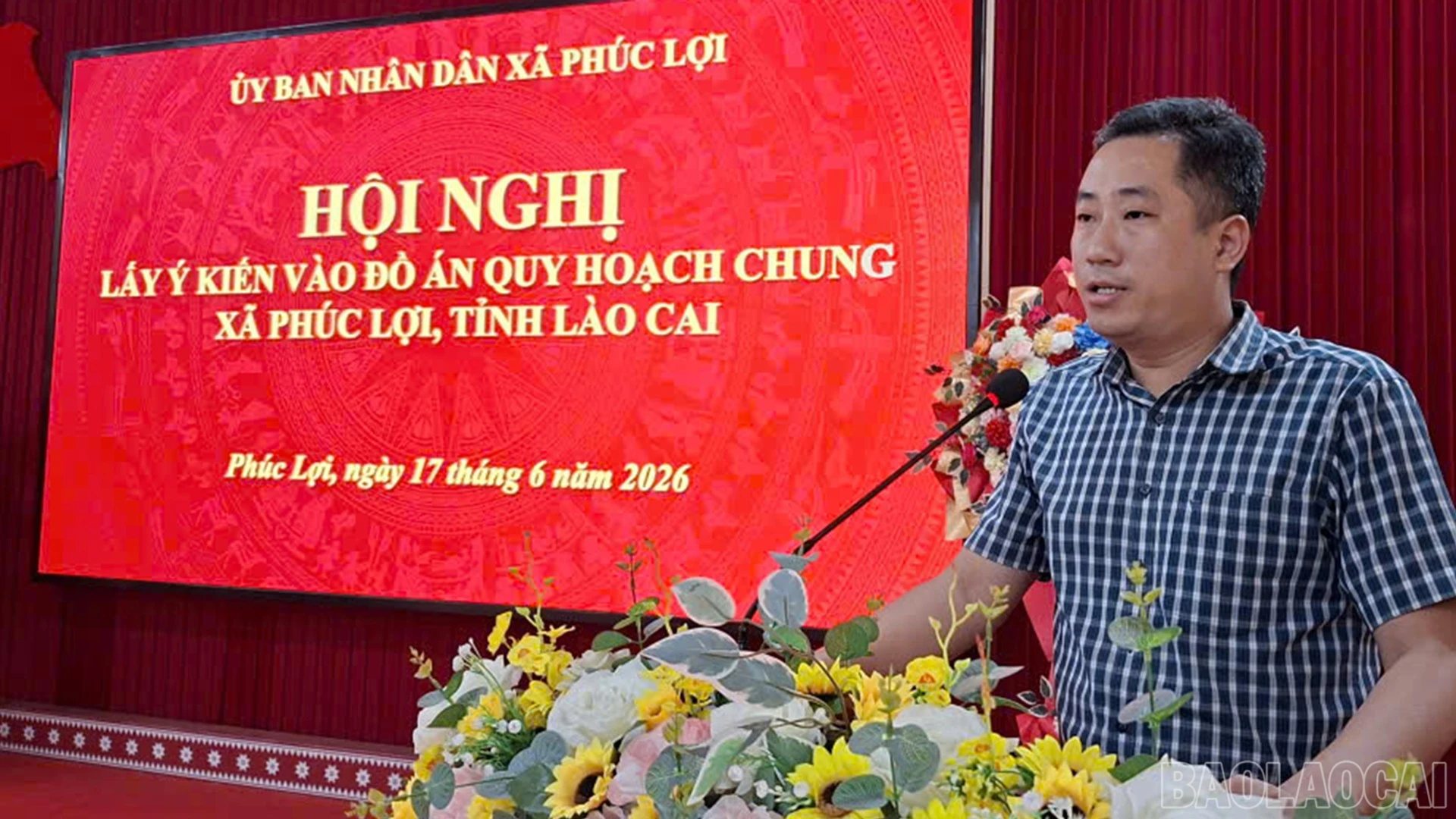 Lãnh đạo UBND xã Phúc Lợi phát biểu tại hội nghị.