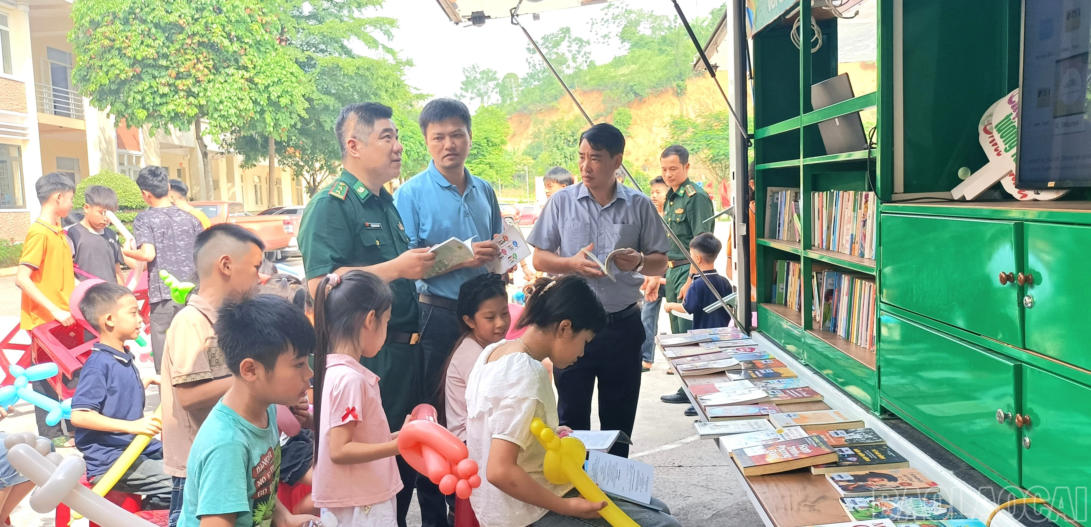 baolaocai-br_5-cac-dai-bieu-cung-tham-gia-hoat-dong-doc-sach.jpg